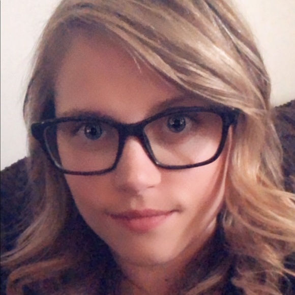 Meet your Posher, Nicole - Picture 1 of 1